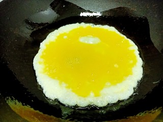 蒲公英蒸饭,锅中放入适量油油热后倒入鸡蛋液 