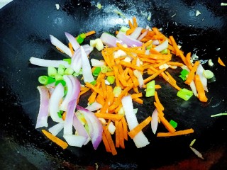 蒲公英蒸饭,锅中放入适量油 ，放入洋葱 小葱 蒜片 ，炒香后放入胡萝卜丝