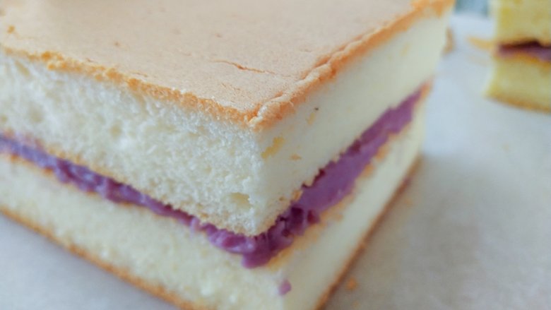 紫薯夹心蛋糕,盖上一片蛋糕胚，紫薯蛋糕就做好了