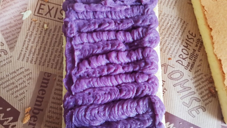 紫薯夹心蛋糕,蛋糕一分为二，从底部切开，在挤入紫薯馅