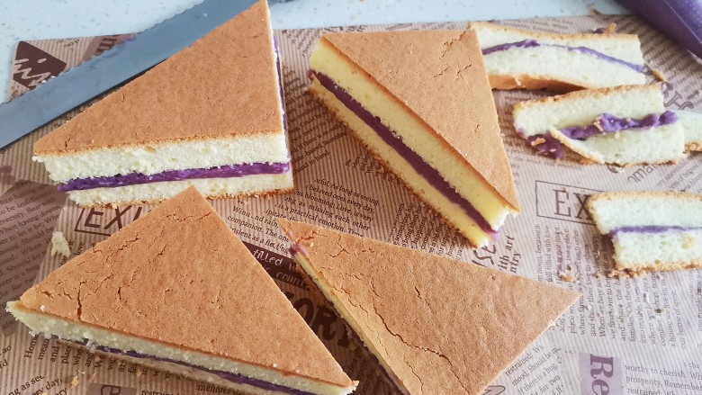 紫薯夹心蛋糕,然后切成三角形，再切掉边角不整齐的地方