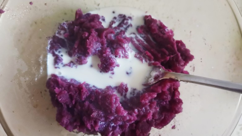 紫薯夹心蛋糕,蒸熟后压成泥，加入白砂糖分次加入牛奶
