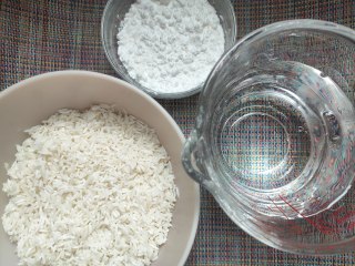 自制肠粉,大米提前浸泡一晚上，然后洗净，准备好水和澄粉