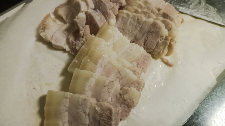 土豆回锅肉,切成适当的肉片