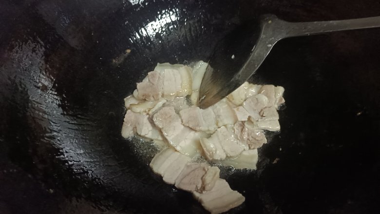 土豆回锅肉,锅中入油先翻炒肉片