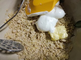 栗子奶油卷,黄油和奶油和板栗仁充分混合