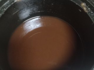 秋梨膏,用滤网挤出汤汁