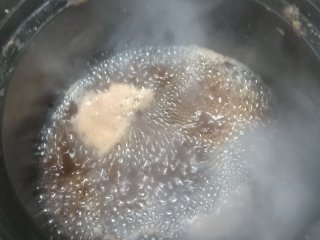 秋梨膏,大火煮开后用中火熬一小时，再放入两勺蜂蜜即可