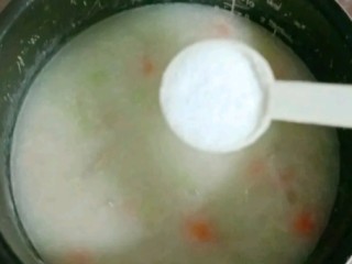 干贝肉沫蔬菜粥,出锅前撒入少许盐和葱花调味