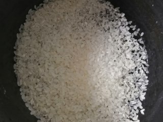牛奶番薯粥,准备100g的米