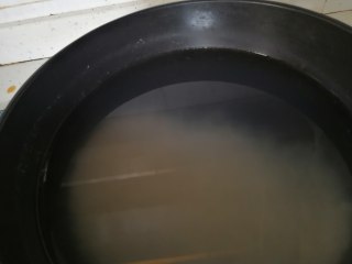 牛奶番薯粥,洗干净加上水，我用的小奶锅刚刚好加八分满