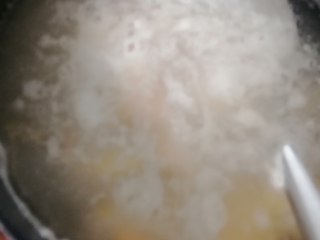 牛奶番薯粥,水开后放入红薯搅拌免得米粘锅