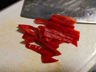 芹菜炒香干,红椒洗净切长条