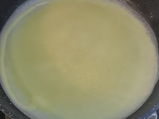 榴莲千层蛋糕,将500ml牛奶，50克糖粉及110克低筋面粉过筛搅拌均匀