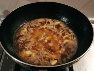 青菜猪肝汤,倒入适量开水。