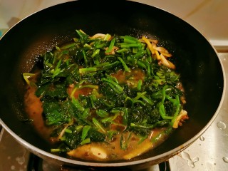 青菜猪肝汤,放入青菜。