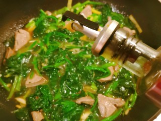 青菜猪肝汤,倒入芝麻油增香，关火出锅。