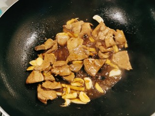 青菜猪肝汤,加入酱油提味，翻炒均匀。