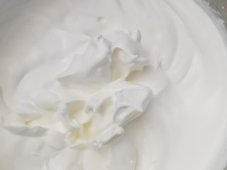 榴莲千层蛋糕,淡奶油打发至有小角