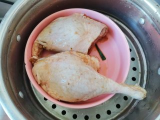 香酥鸭腿,第二天，把鸭腿上面的葱姜弄掉，放入蒸锅，冷水上锅蒸20分钟