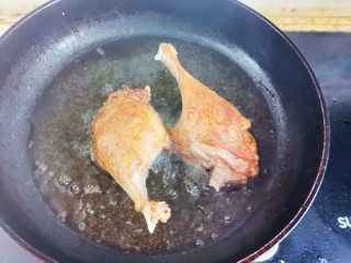 香酥鸭腿,蒸好后，再放入油锅里小火炸至两面金黄酥脆，捞出控油