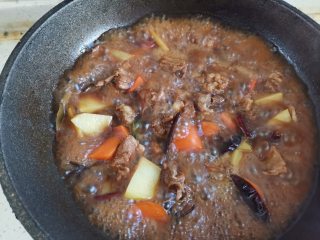 红烧羊肉煲,炖至羊肉软烂，加入土豆，胡萝卜再炖7到8分钟