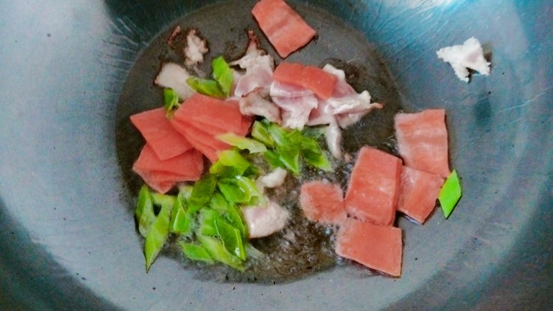 蘑菇炒肉片,起锅烧油，将肉片炒熟，放入配菜翻炒几次！