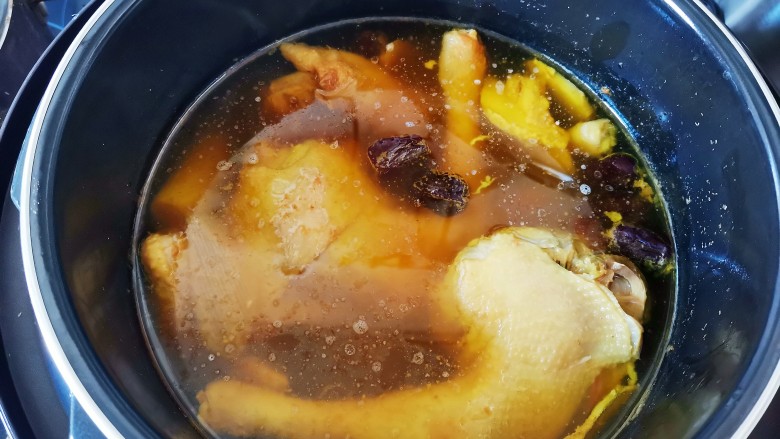 花胶鸡汤,时间到了，一锅鲜美的鸡汤就煮好了