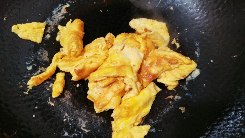 鸡蛋炖豆腐,热锅冷油，先把鸡蛋液倒入小火慢煎，煎至两面金黄后用锅铲把它切成小块