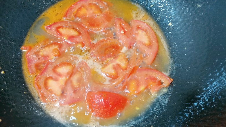 鸡蛋炖豆腐,再热锅烧油，先把番茄放入锅中加入食用盐翻炒一会儿，再加入少许水盖上盖子把它煮开