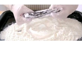 龙须糖,变硬后蘸上糖粉不断拉扯，硬硬的糖块要在手里折叠拉扯上千次，才能变成细细的龙须糖