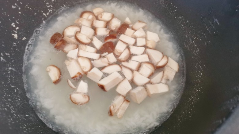芋头粥,大米按煮粥键把它煮开后放入香菇
