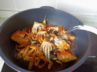 家常炒螃蟹,加入适量的开水。