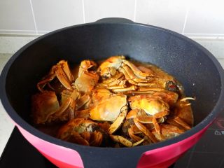 家常炒螃蟹,水开转中火慢慢炖。