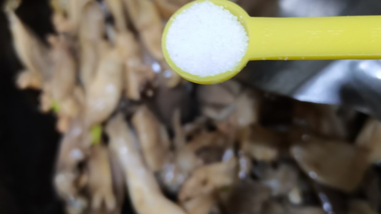 肉沫平菇,适量加入两克左右盐。这一步很重要，盐会将平菇杀出汤汁，味道鲜美，能保持原汁原昧。