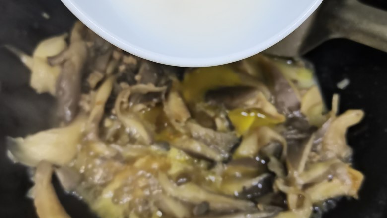 肉沫平菇,家人喜欢用平菇的汤汁拌饭，所以勾芡汁，汤汁更加浓稠。如果不喜欢，也可以直接盛出享