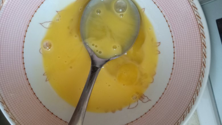 爆浆吐司,碗中打入一个鸡蛋