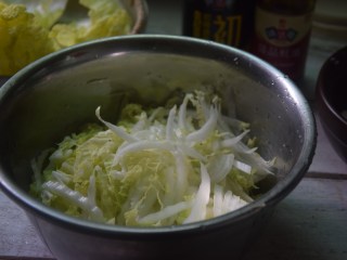 白菜猪肉煎饺,白菜切细丝，加入少许盐揉软