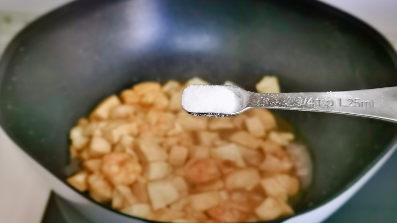 虾仁豆腐煲,按个人口味加入盐。