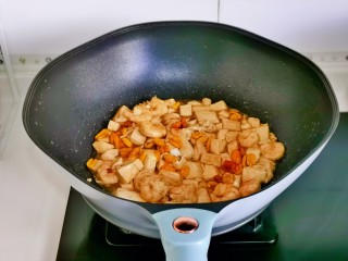 虾仁豆腐煲,中火煮2分钟关火。
