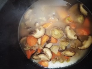 香菇板栗焖饭,炒好财料放锅里焖40分钟