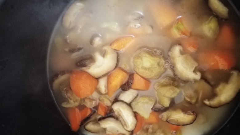 香菇板栗焖饭,炒好财料放锅里焖40分钟