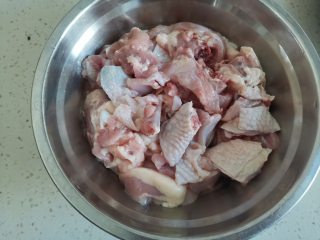姜葱冬菇蒸滑鸡,鸡腿清洗干净，剁成小块备用