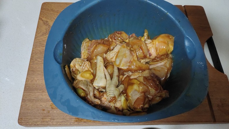 姜葱冬菇蒸滑鸡,抓拌均匀，腌制30分钟