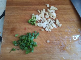 茄汁花菜,大蒜切成蒜末，葱白切成粒，葱叶切成葱花