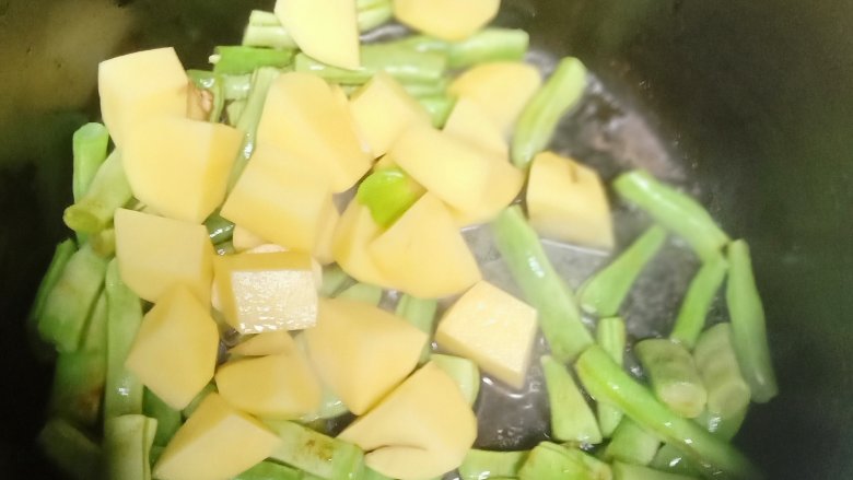豆角焖卷子,炒匀后放入土豆