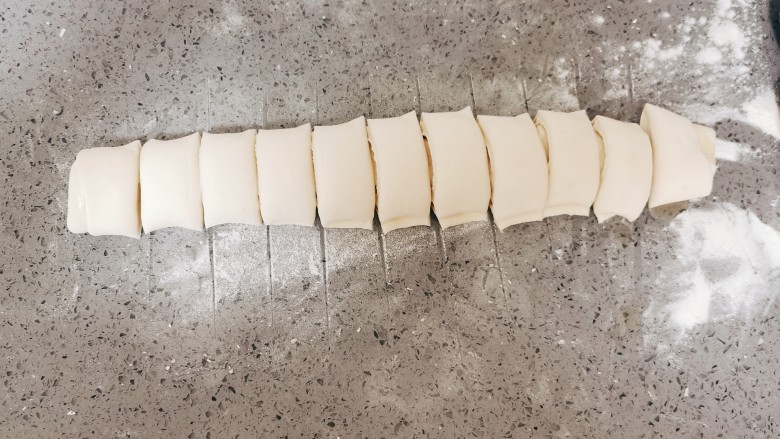 豆角焖卷子,切成均匀的剂子