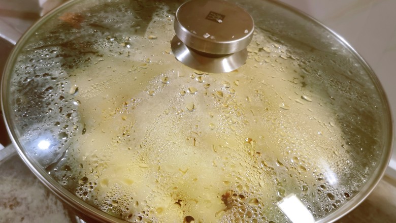 豆角焖卷子,扣上锅盖，约12分钟焖熟。