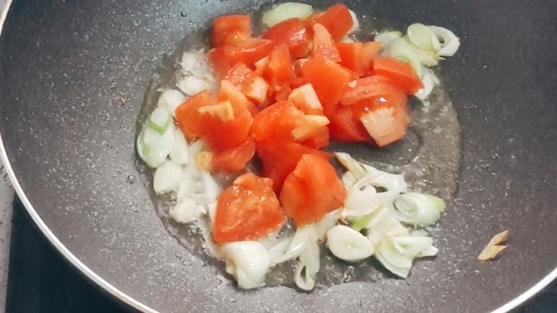 茄汁花菜,倒入西红柿，快速翻炒均匀