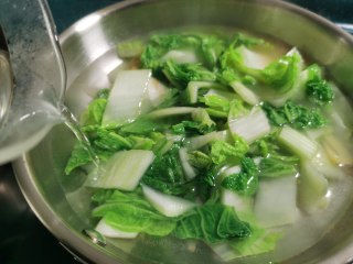 白菜烩小酥肉,然后加水。